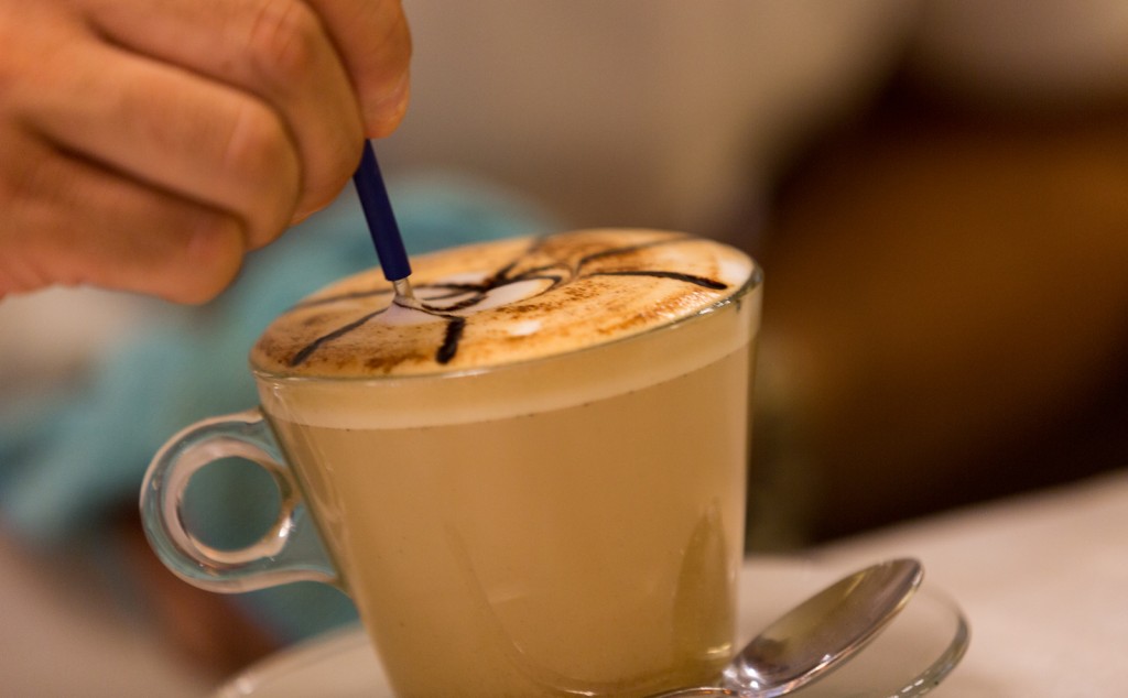 En Coffee Corner en Valencia encontrarás a los mejores baristas que te mostrarán la técnica del latte art