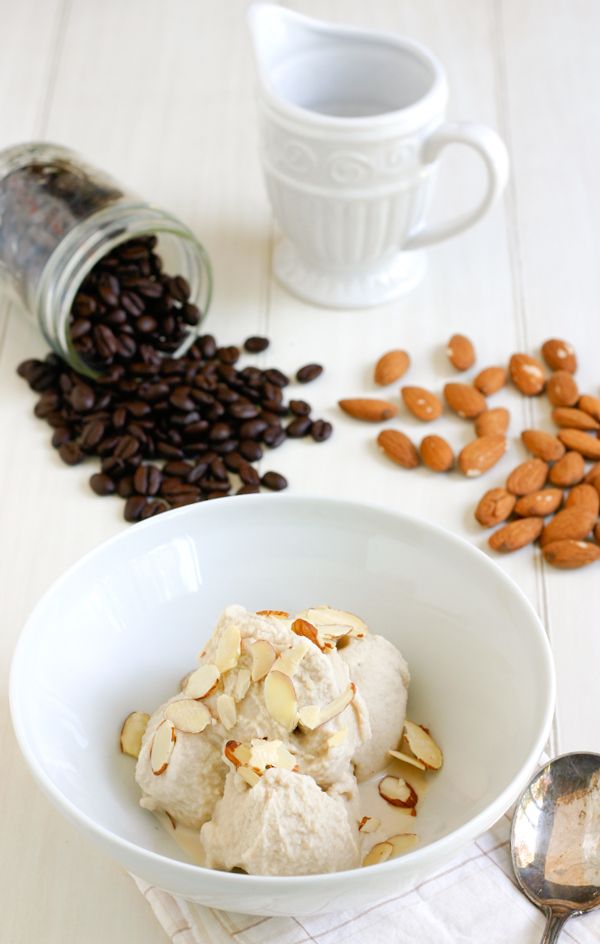 Recetas con café: cortado con helado de yogurt y almendras tostadas Recetas con café: cortado con helado de yogurt y almendras tostadas